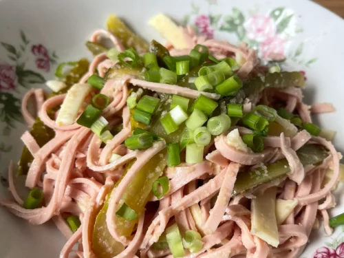 Schweizer Wurstsalat mit Käse und Gürkchen