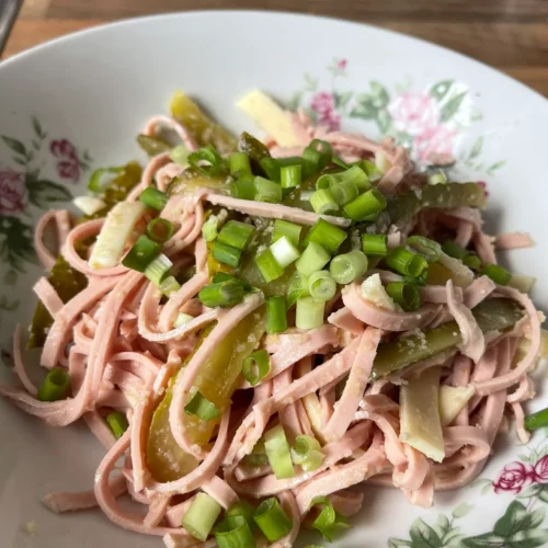 Schweizer Wurstsalat mit Käse und Gürkchen