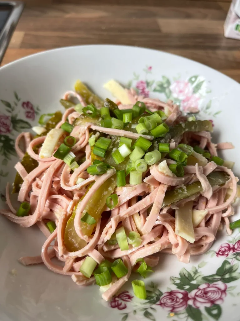 Schweizer Wurstsalat mit Käse und Gürkchen