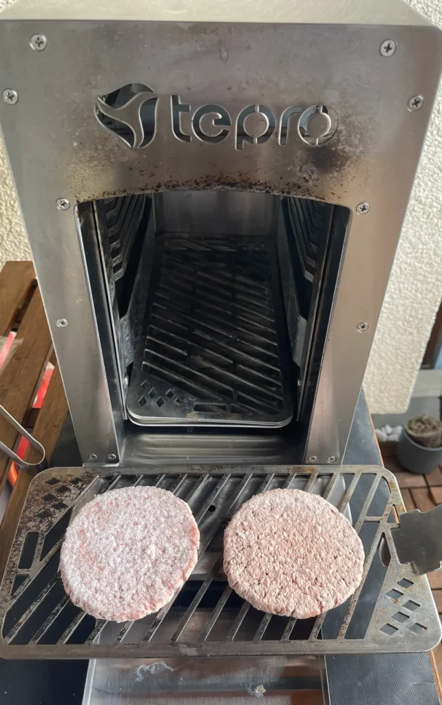 Burger aus dem Oberhitzegrill (Beefer) Serviervorschlag